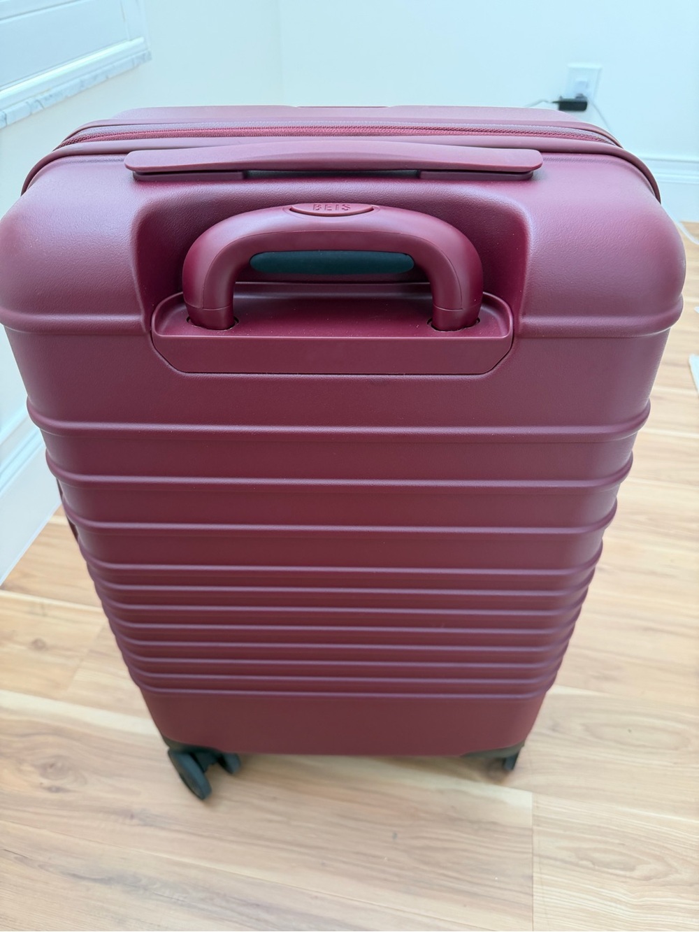 BÉIS Carry-On Spinner Luggage in Burgandy - Picture 3 of 4